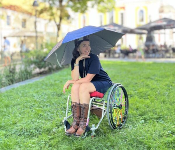 Hands-free head umbrella for wheelchair users