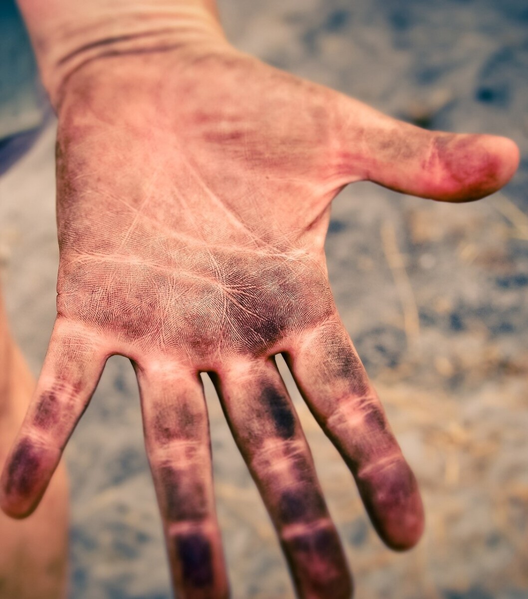 Why Wheelchair Gloves turn your hands black, and how we fixed it